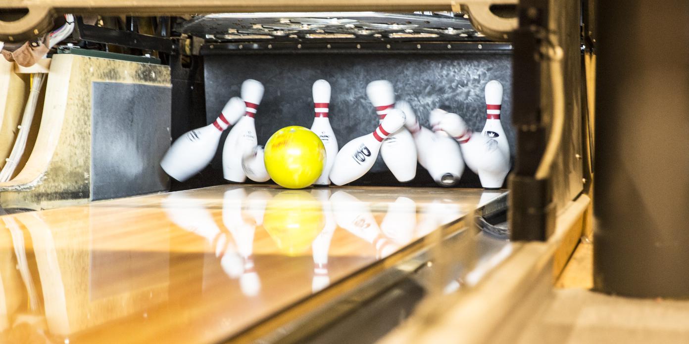 Personer som spelar bowling
