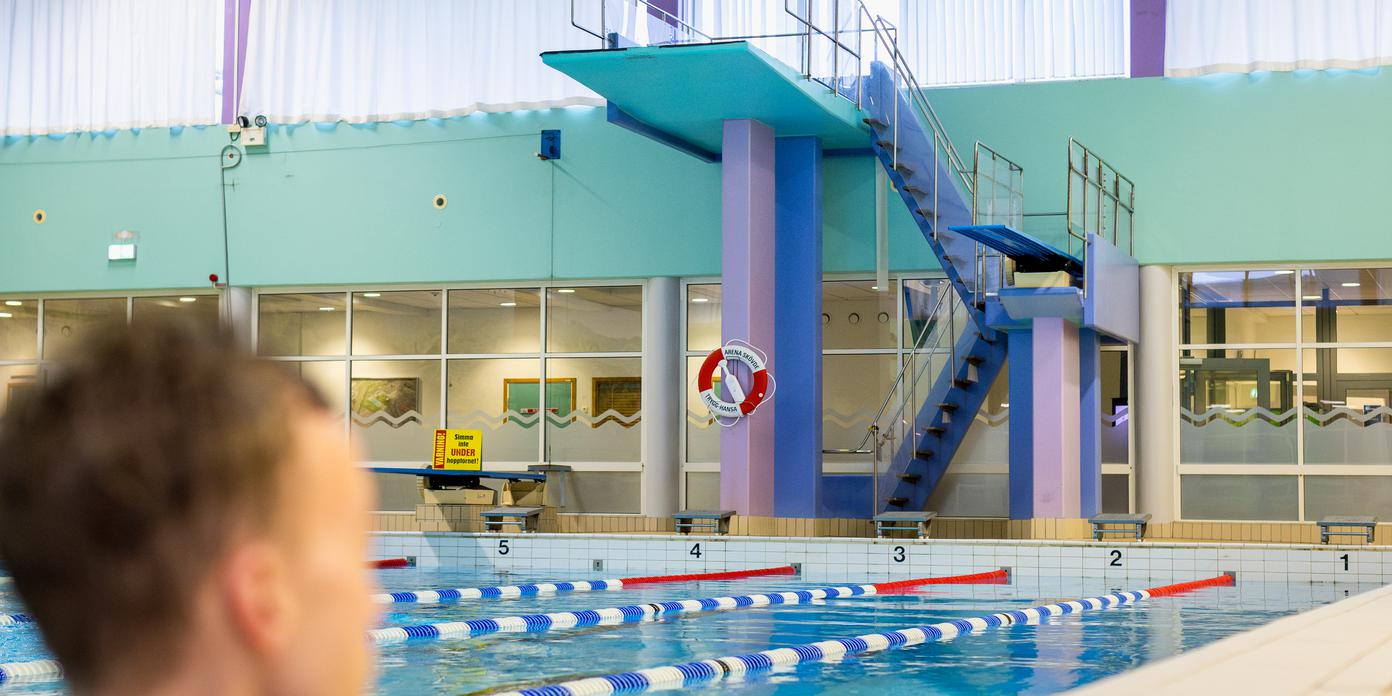 Hopptorn vid bassäng