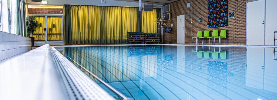 Vattenträningsutövare i bassäng