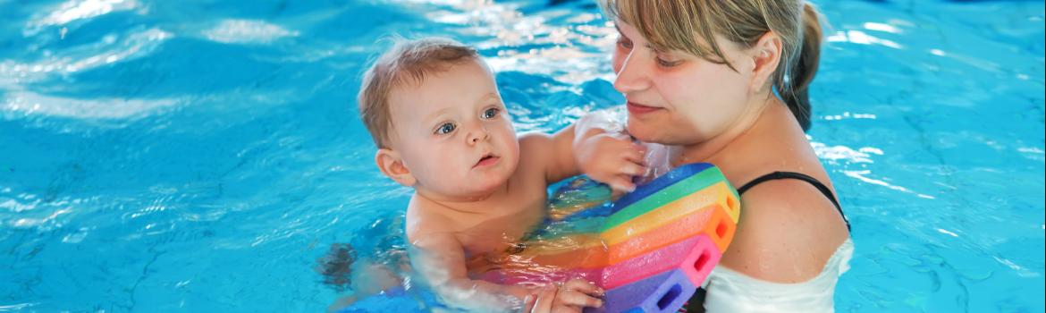 Mamma och barn i pool