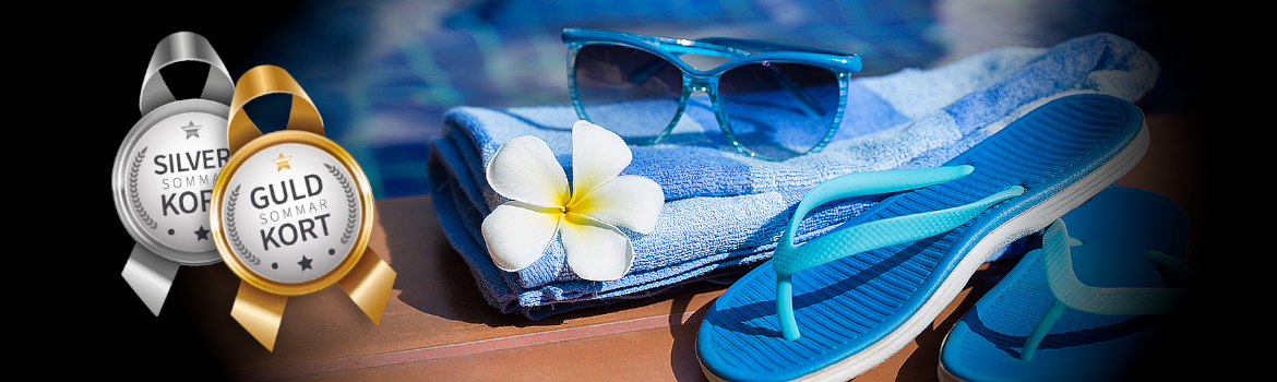 Solglasögon, tofflor och handduk vid pool